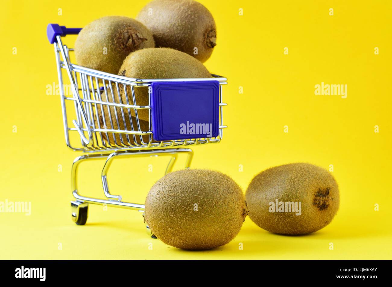 Mini kiwi fruit hi-res stock photography and images - Alamy