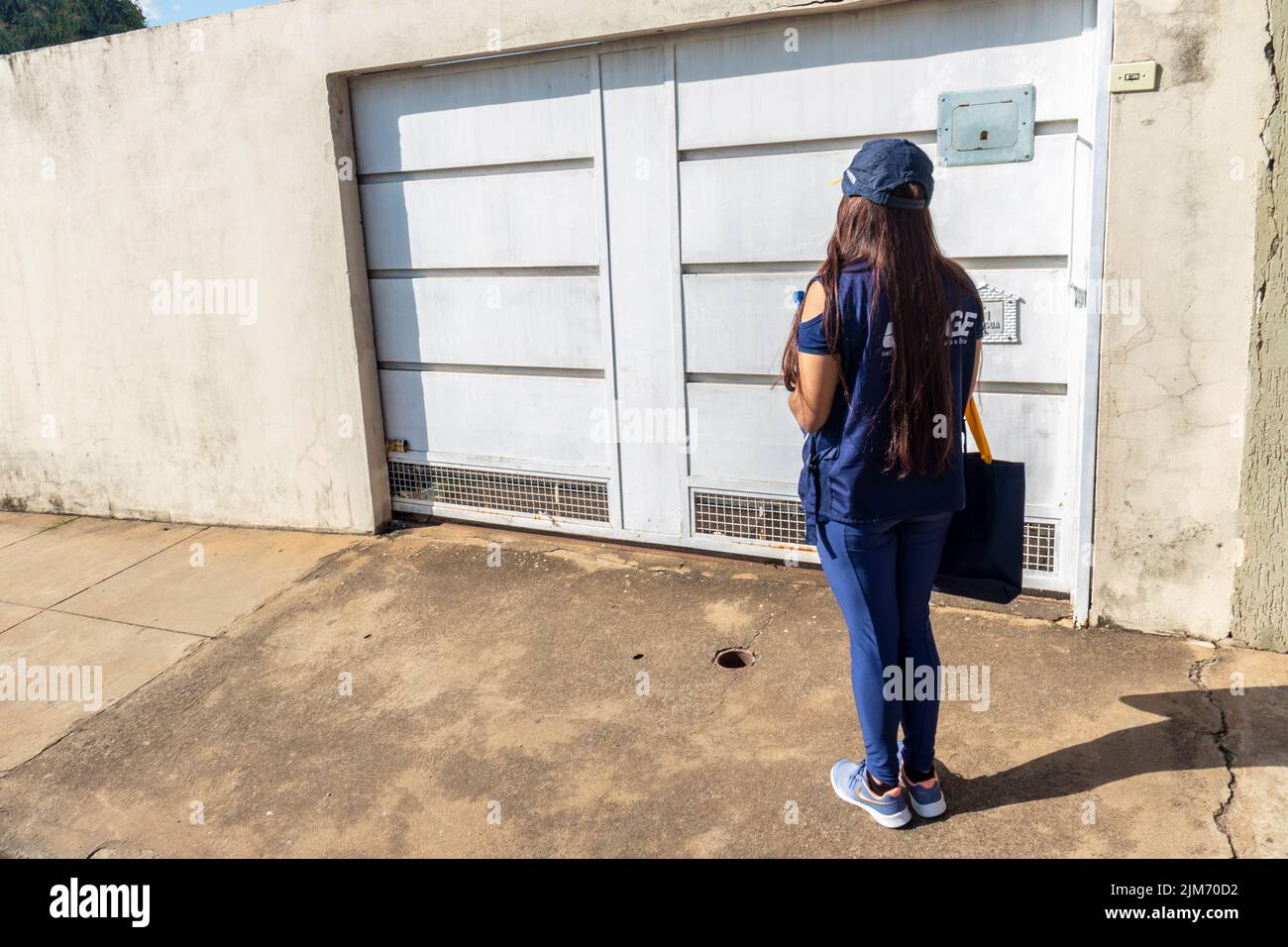 Marilia, Brazil, August 01, 2022. Census taker at the door of a house to collect data from the 2022 census in Marília city. Census workers of the Brazilian Institute of Geography and Statistics, IBGE Stock Photo