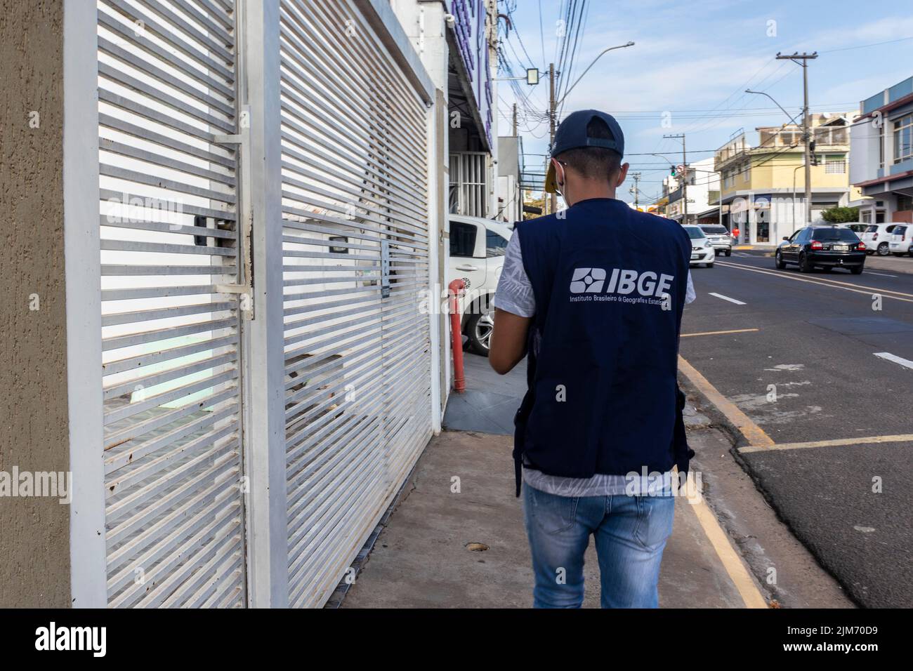 Marilia, Brazil, August 01, 2022. Census taker at the door of a house to collect data from the 2022 census in Marília city. Census workers of the Brazilian Institute of Geography and Statistics, IBGE Stock Photo