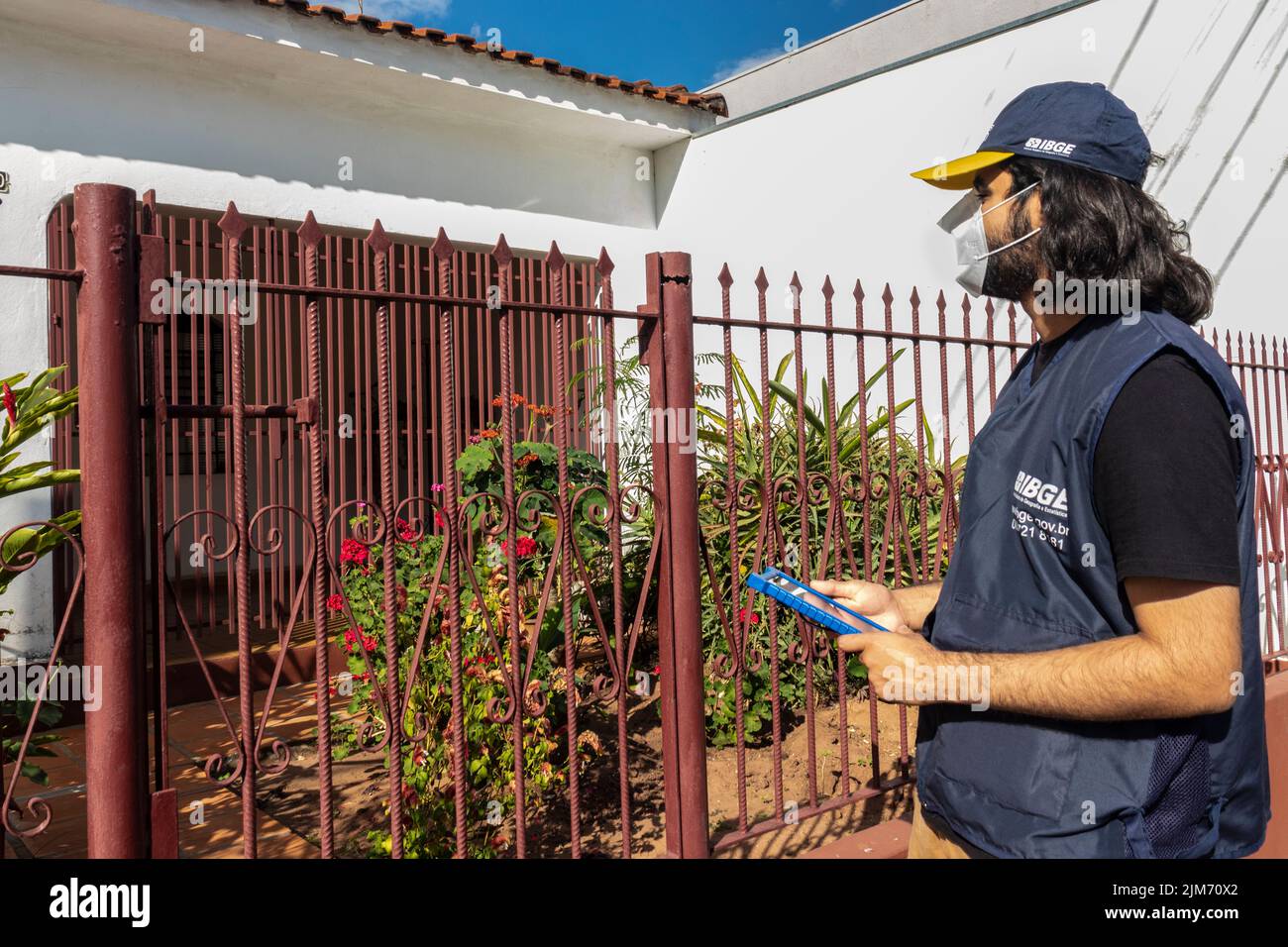 Marilia, Brazil, August 01, 2022. Census taker at the door of a house to collect data from the 2022 census in Marília city. Census workers of the Brazilian Institute of Geography and Statistics, IBGE Stock Photo