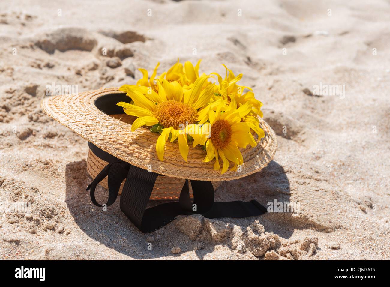 Straw boater hats hi-res stock photography and images - Alamy