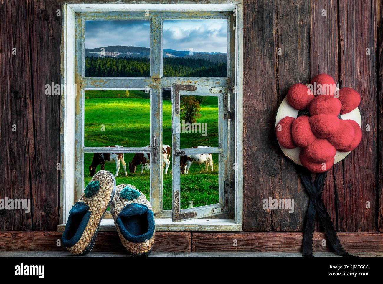Rustikale Bauernstube mit Bollenhut und Strohfinken und Blick in die Landschaft Stock Photo