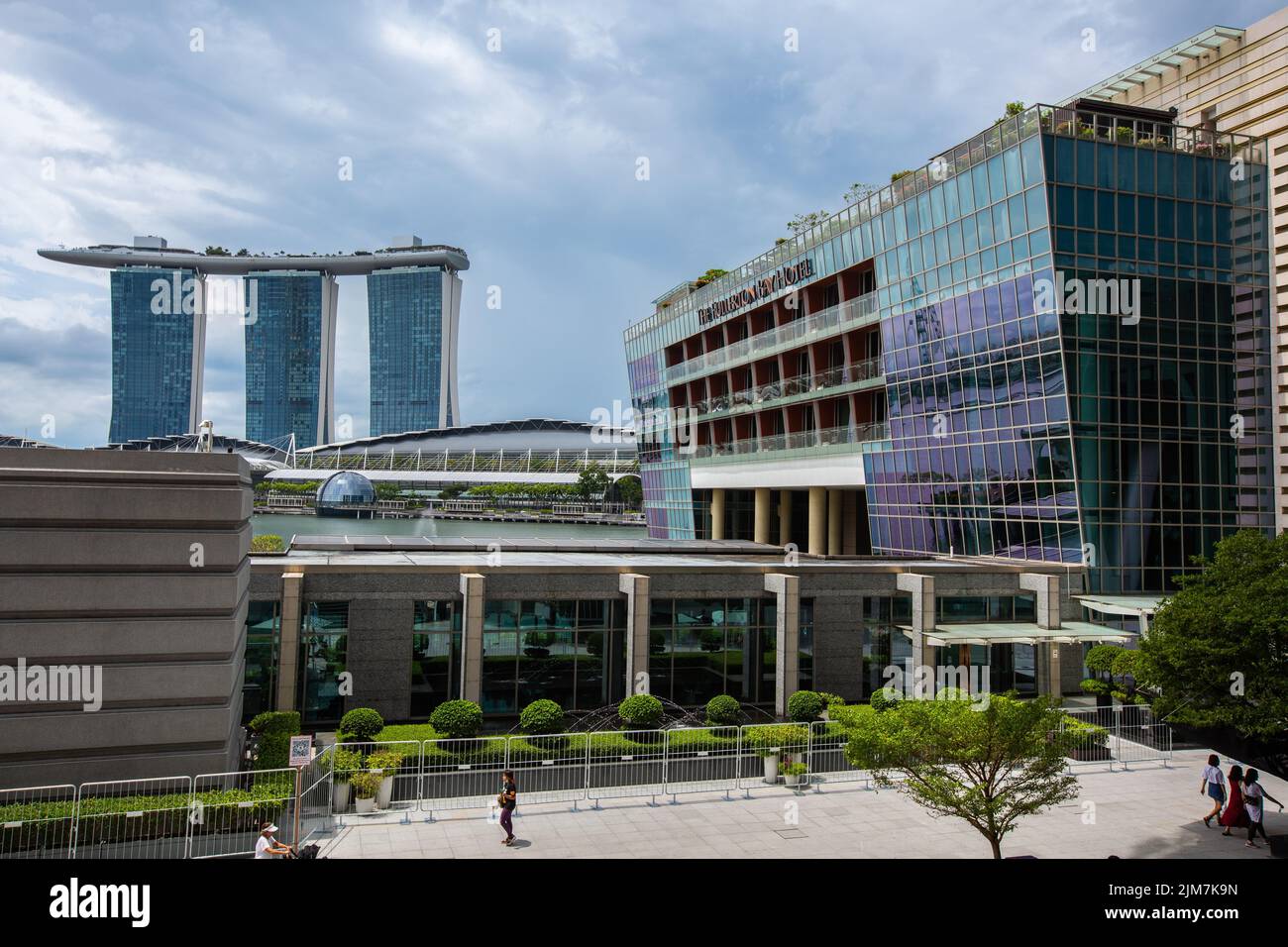 Cityscape view of One Fullerton with waterfront view and Marina Bay ...