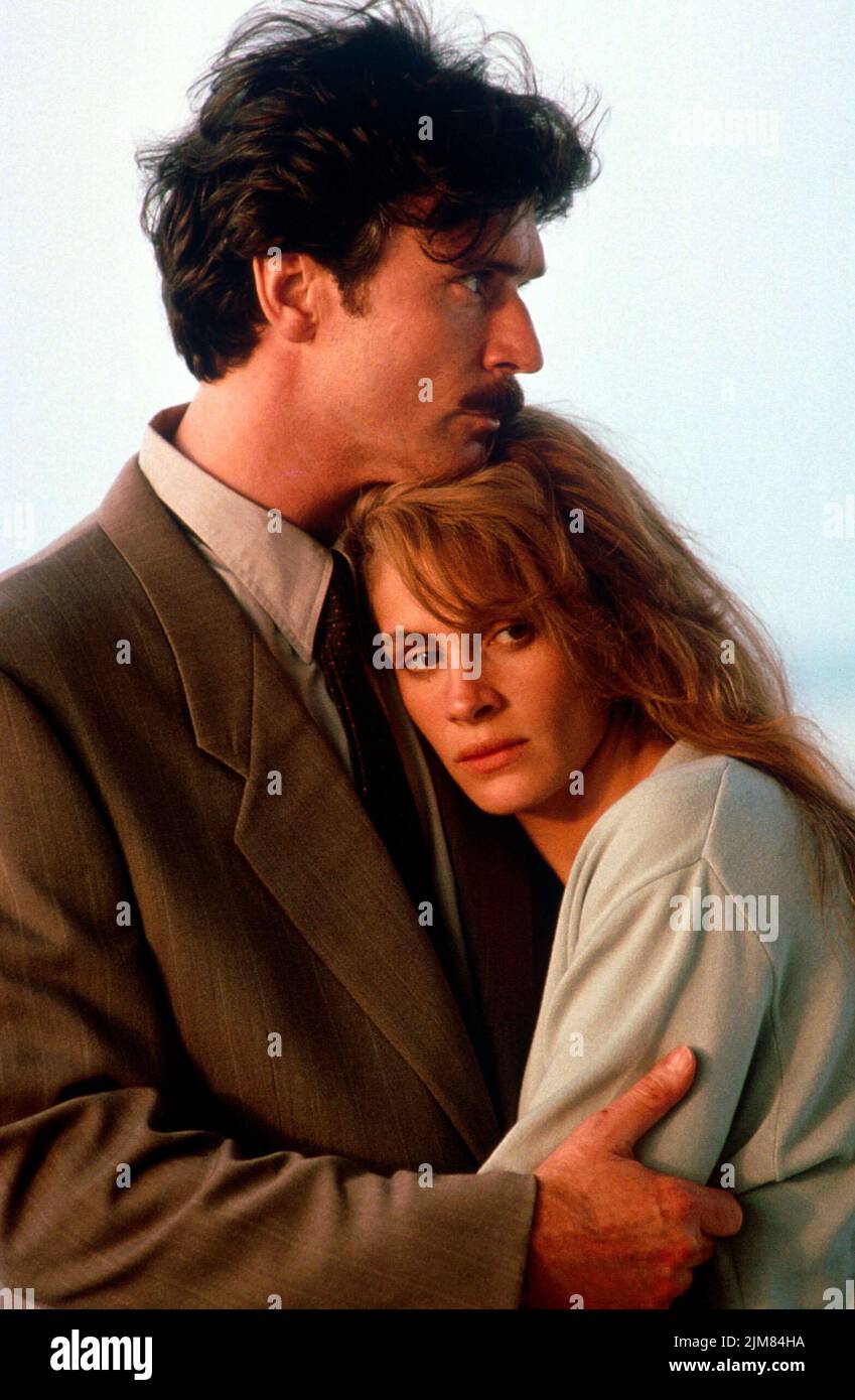 JULIA ROBERTS and PATRICK BERGIN in SLEEPING WITH THE ENEMY (1991), directed by JOSEPH RUBEN. Credit: 20TH CENTURY FOX / Album Stock Photo