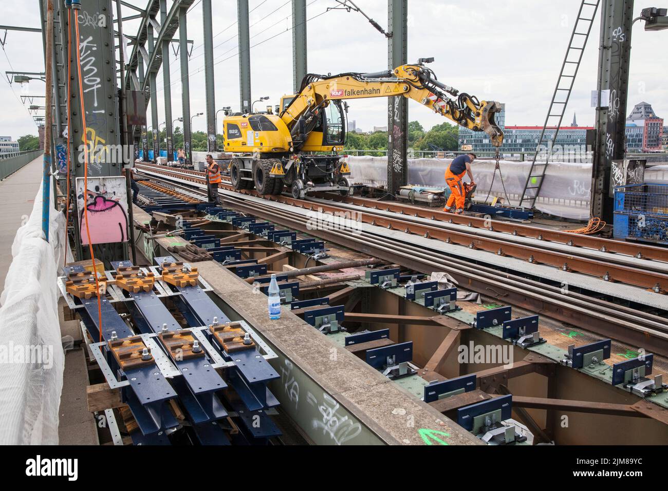 laying new tracks on the South Bridge, road-rail excavator  Liebherr A 922 Rail, Cologne, Germany. Verlegung neuer Gleise auf der Suedbruecke, Zweiweg Stock Photo