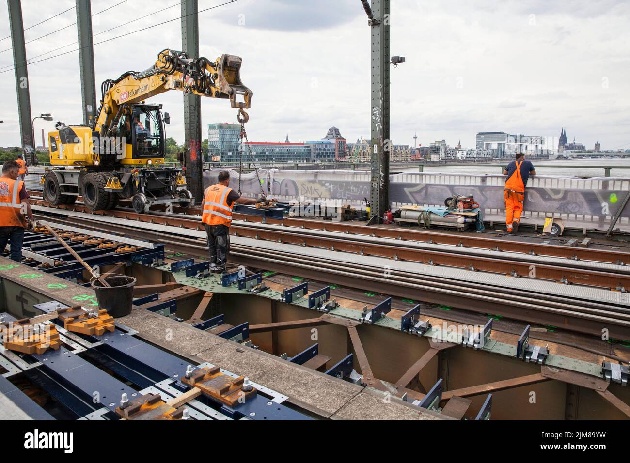 laying new tracks on the South Bridge, road-rail excavator  Liebherr A 922 Rail, Cologne, Germany. Verlegung neuer Gleise auf der Suedbruecke, Zweiweg Stock Photo