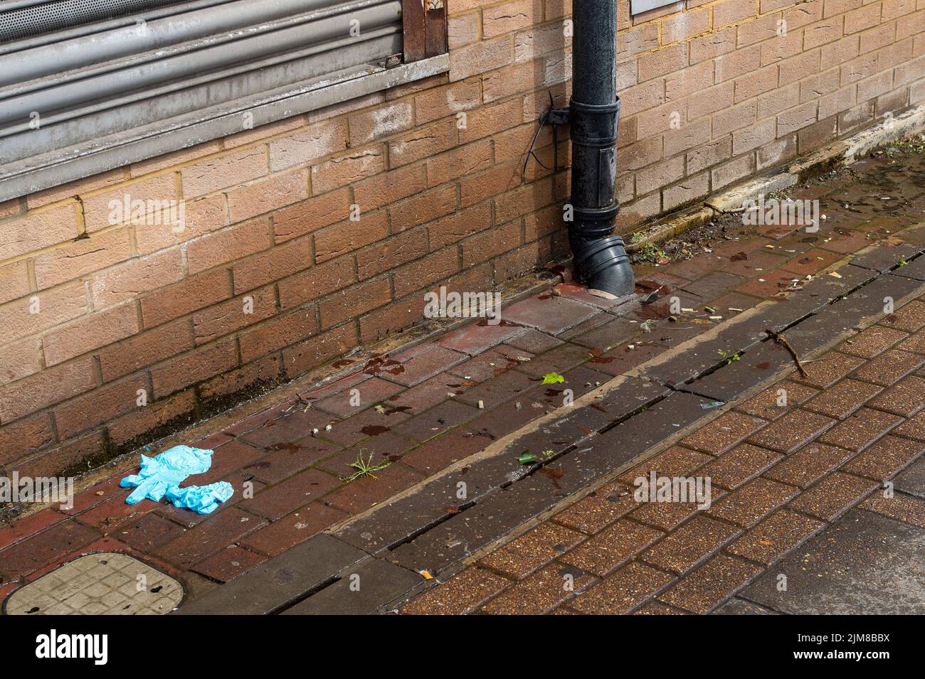 Slough, Berkshire, UK. 4th August, 2022. A gutter leaks water into a