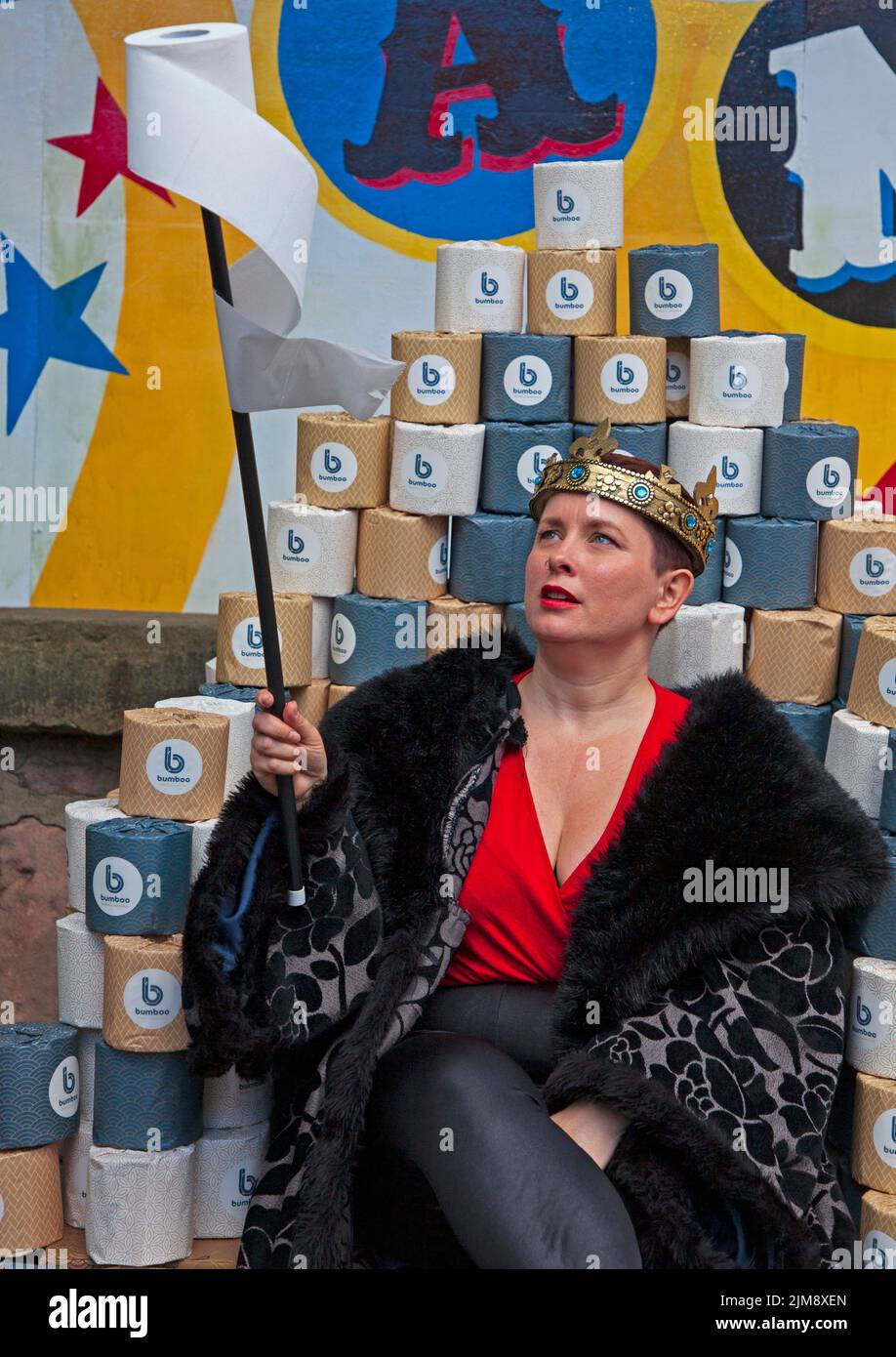 EdFringe Photocall: Pleasance Courtyard, Edinburgh, Scotland, UK. 5th August 2022.Writer & performer of BAFTA Rocliffe winning show, BADASS, Sarah Mills is joined by Bowel Cancer UK as she sits atop a throne of toilet roll. Launching her campaign, working with Bowel Cancer UK and toilet roll manufacturer Bumboo, she has announced that every audience member will take home a free toilet roll with a QR code that links to advice on symptoms & support for Bowel Cancer. Credit: ArchWhite/alamy live news Stock Photo