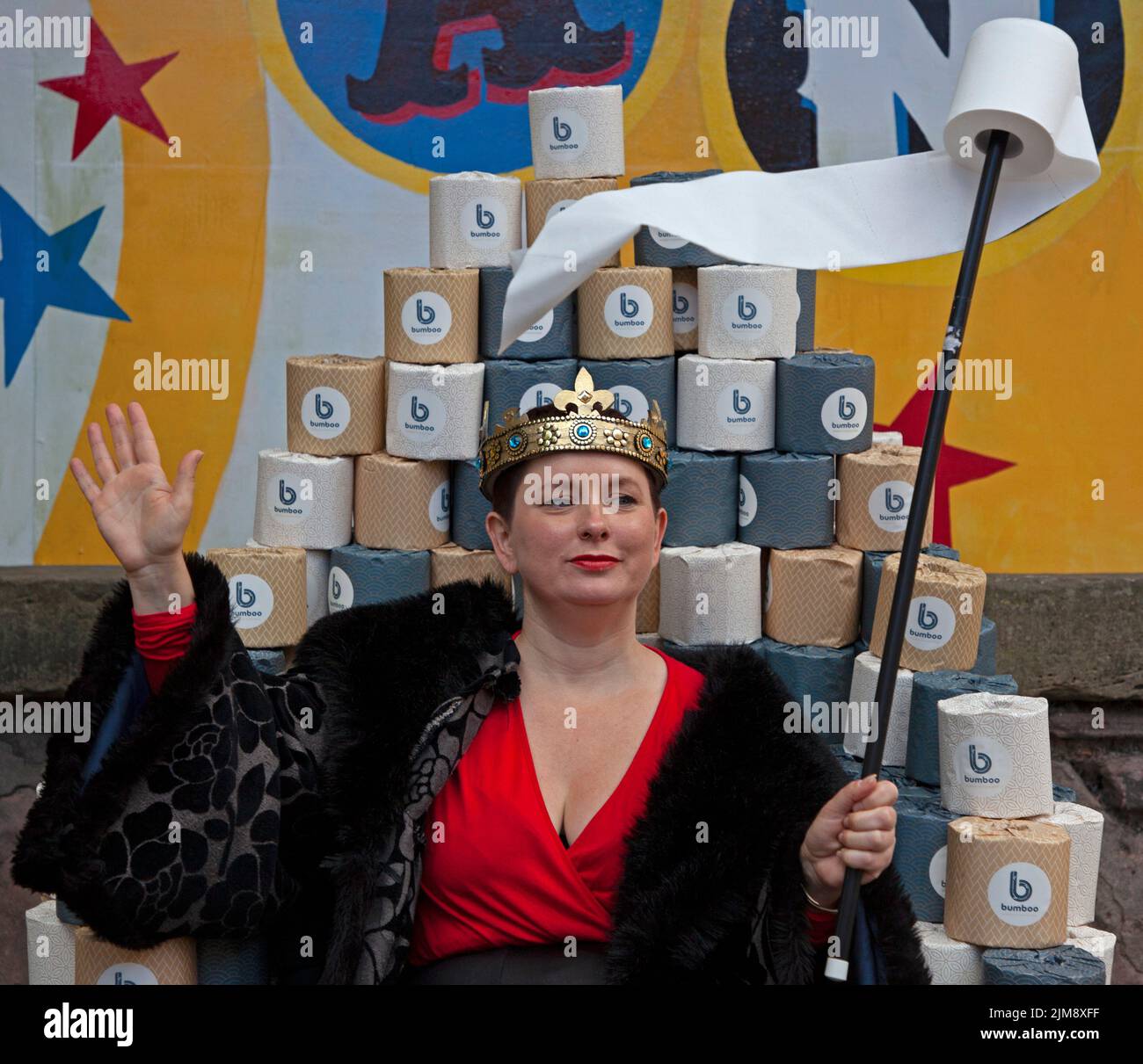 EdFringe Photocall: Pleasance Courtyard, Edinburgh, Scotland, UK. 5th August 2022.Writer & performer of BAFTA Rocliffe winning show, BADASS, Sarah Mills is joined by Bowel Cancer UK as she sits atop a throne of toilet roll. Launching her campaign, working with Bowel Cancer UK and toilet roll manufacturer Bumboo, she has announced that every audience member will take home a free toilet roll with a QR code that links to advice on symptoms & support for Bowel Cancer. Credit: ArchWhite/alamy live news Stock Photo