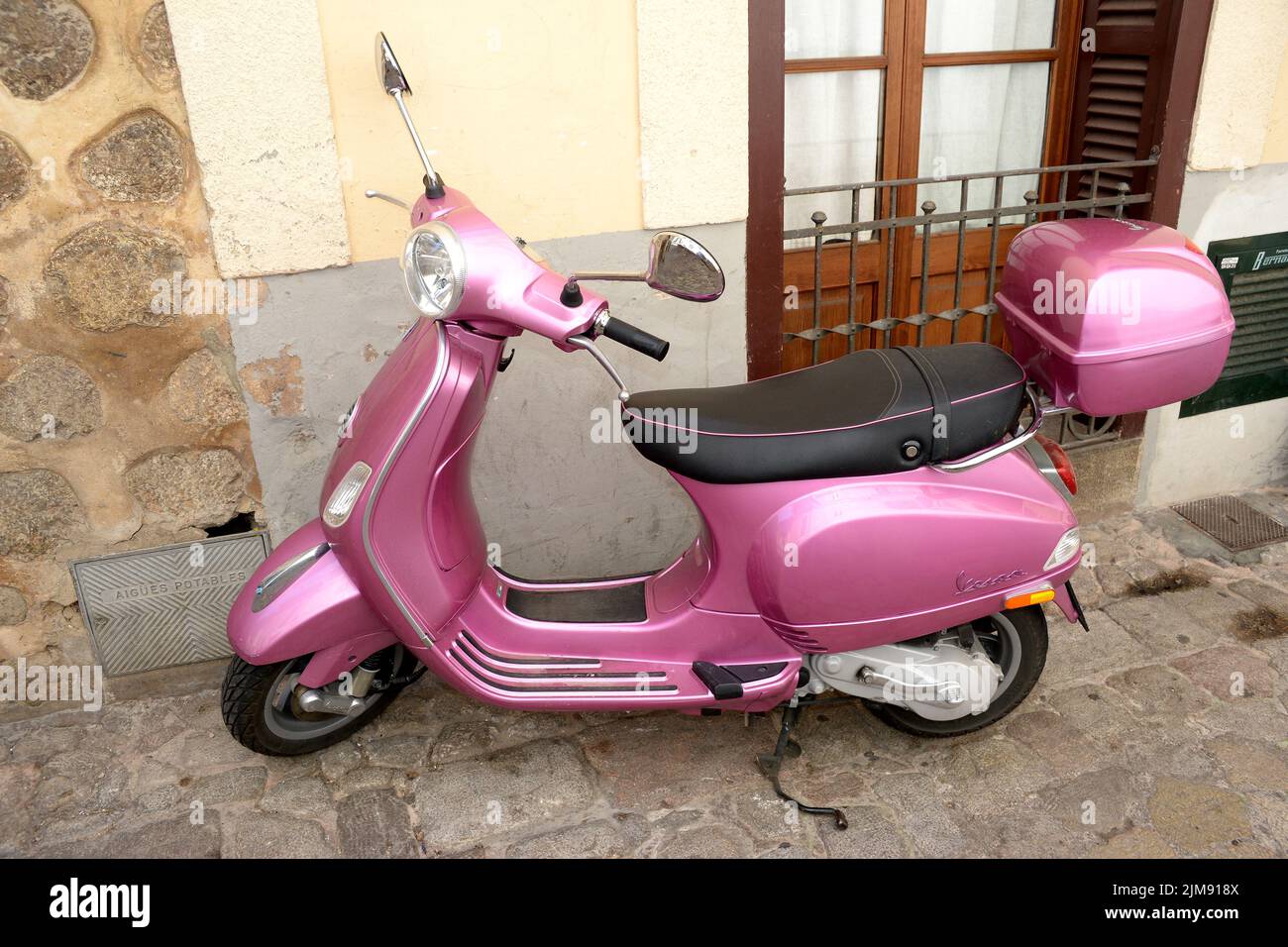 Two seater scooter hi-res stock photography and images - Alamy