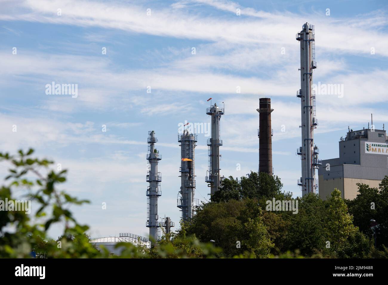 Gelsenkirchen, Deutschland. 03rd Aug, 2022. Distillation columns, chimneys, rectification columns, gas flare, refinery of Ruhr Oel GmbH BP in Gelsenkirchen, August 3rd, 2022, © Credit: dpa/Alamy Live News Stock Photo