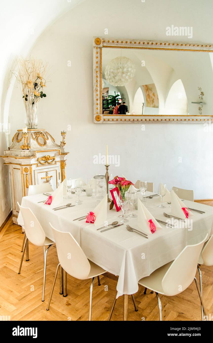 Festive tables hi-res stock photography and images - Alamy