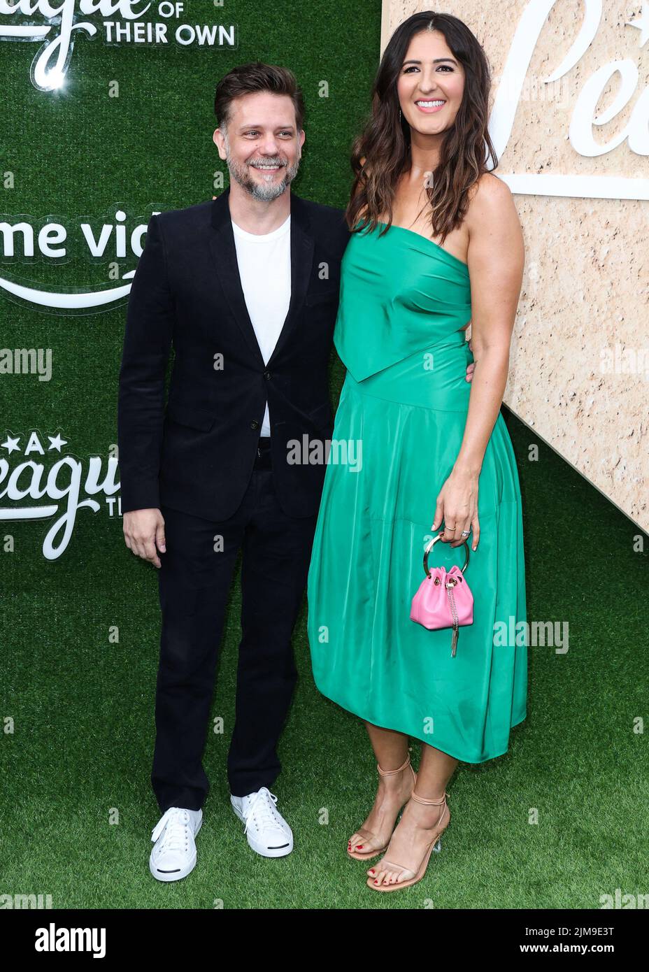 LOS ANGELES, CALIFORNIA, USA - AUGUST 04: American actor Jason Carden and wife/American actress D'Arcy Carden arrive at the Los Angeles Premiere Of Amazon Prime Video's 'A League Of Their Own' Season 1 held at Easton Stadium at University of California, Los Angeles (UCLA) on August 4, 2022 in Los Angeles, California, United States. (Photo by Xavier Collin/Image Press Agency) Stock Photo