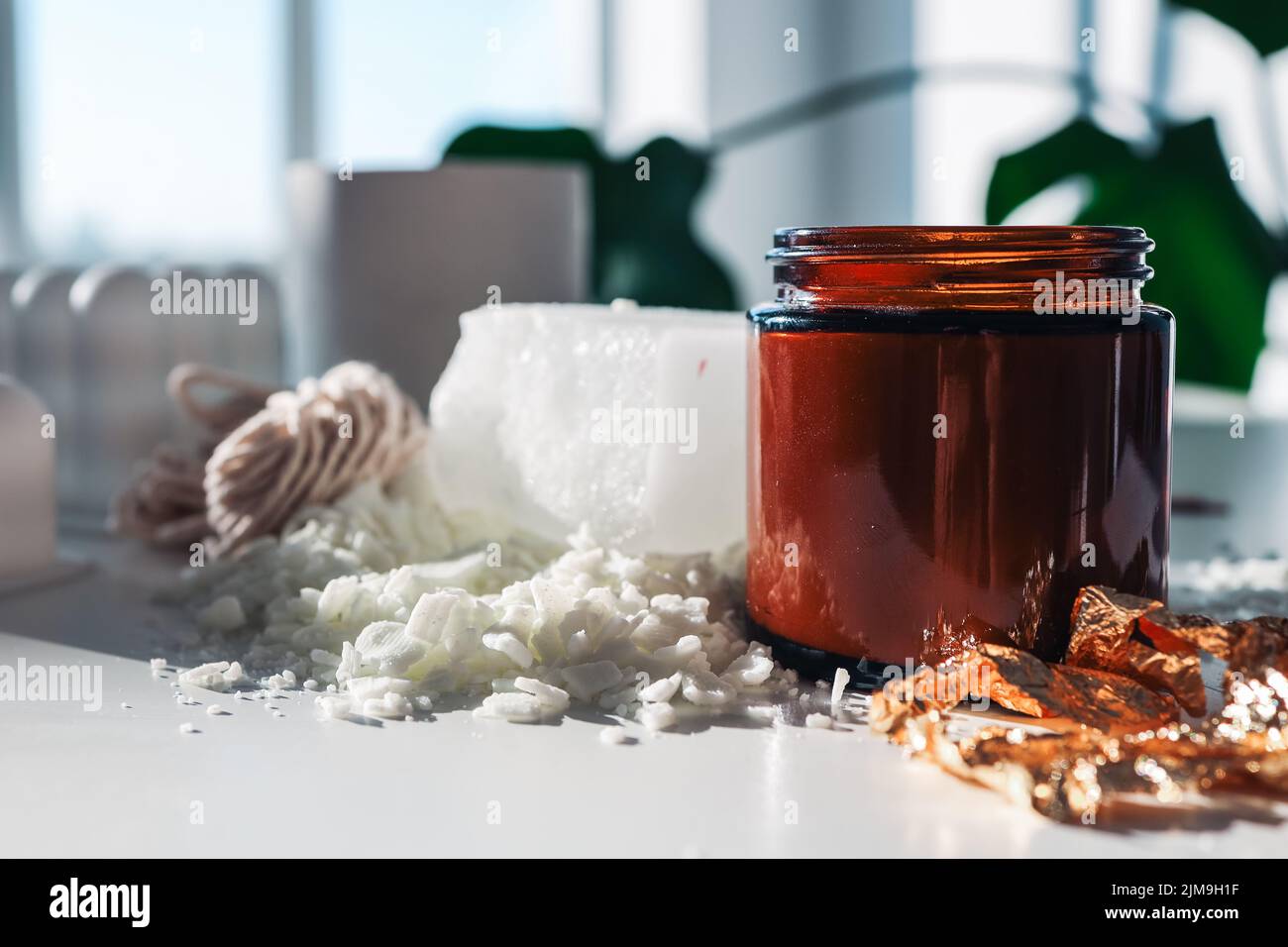 Handmade ecological and vegan soy wax candles with wooden wick. Amber