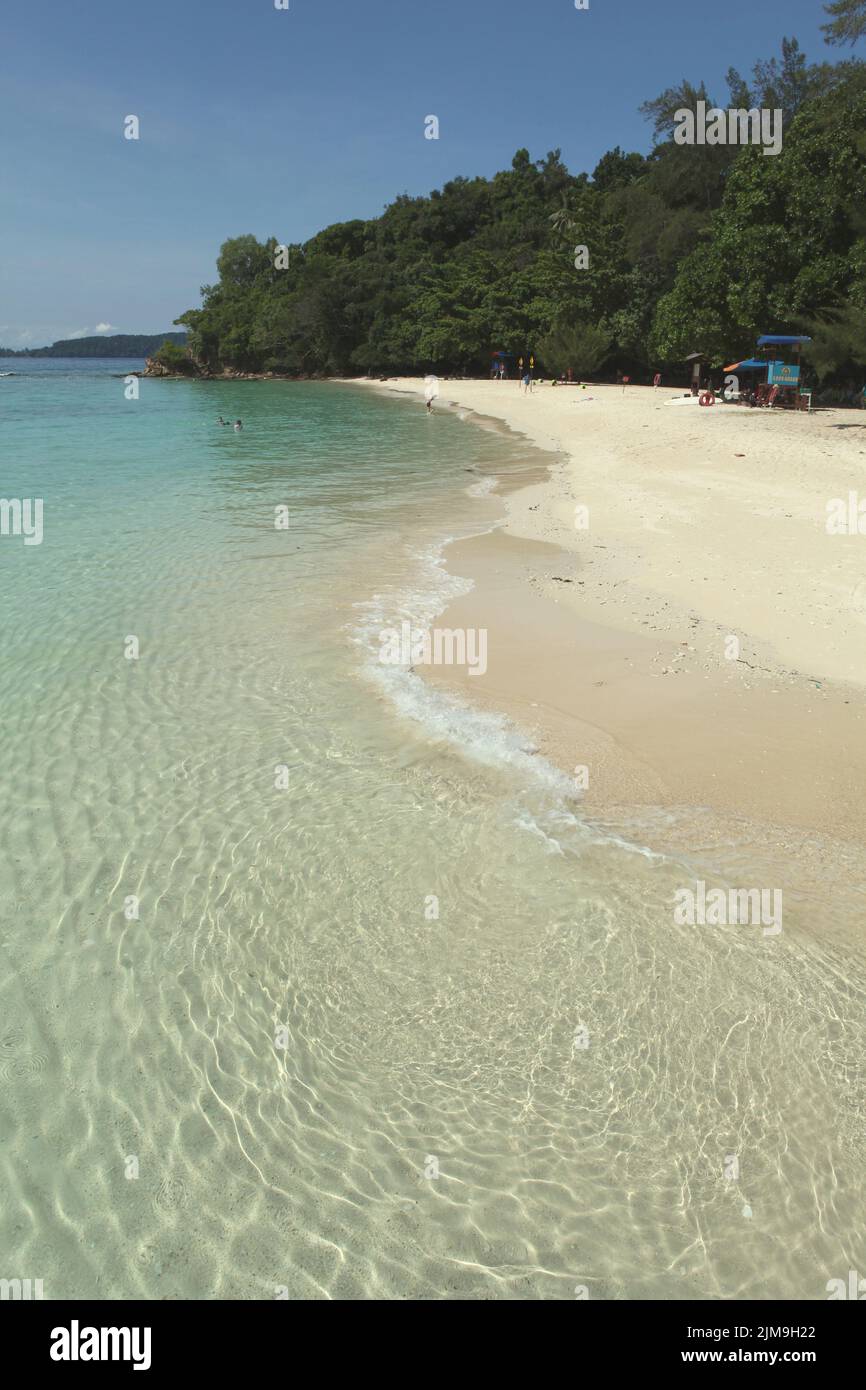 A sandy beach on Pulau Sapi (Sapi Island), a part of Tunku Abdul Rahman Park in Sabah, Malaysia. Stock Photo
