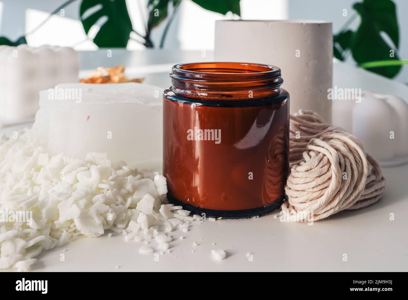 Handmade ecological and vegan soy wax candles with wooden wick. Amber