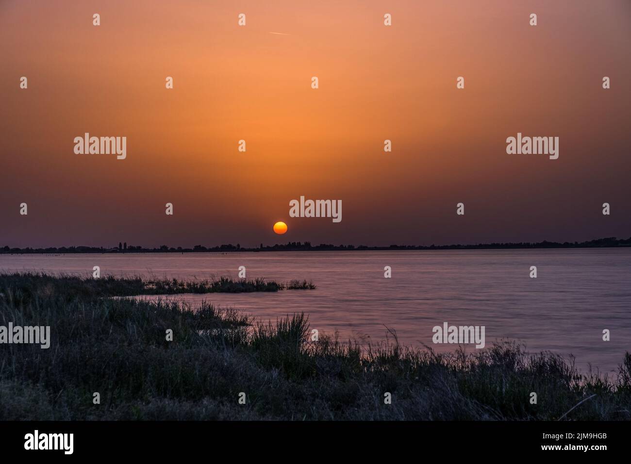 Foto di un tramonto al mare in vacanza sul delta del Po Stock Photo