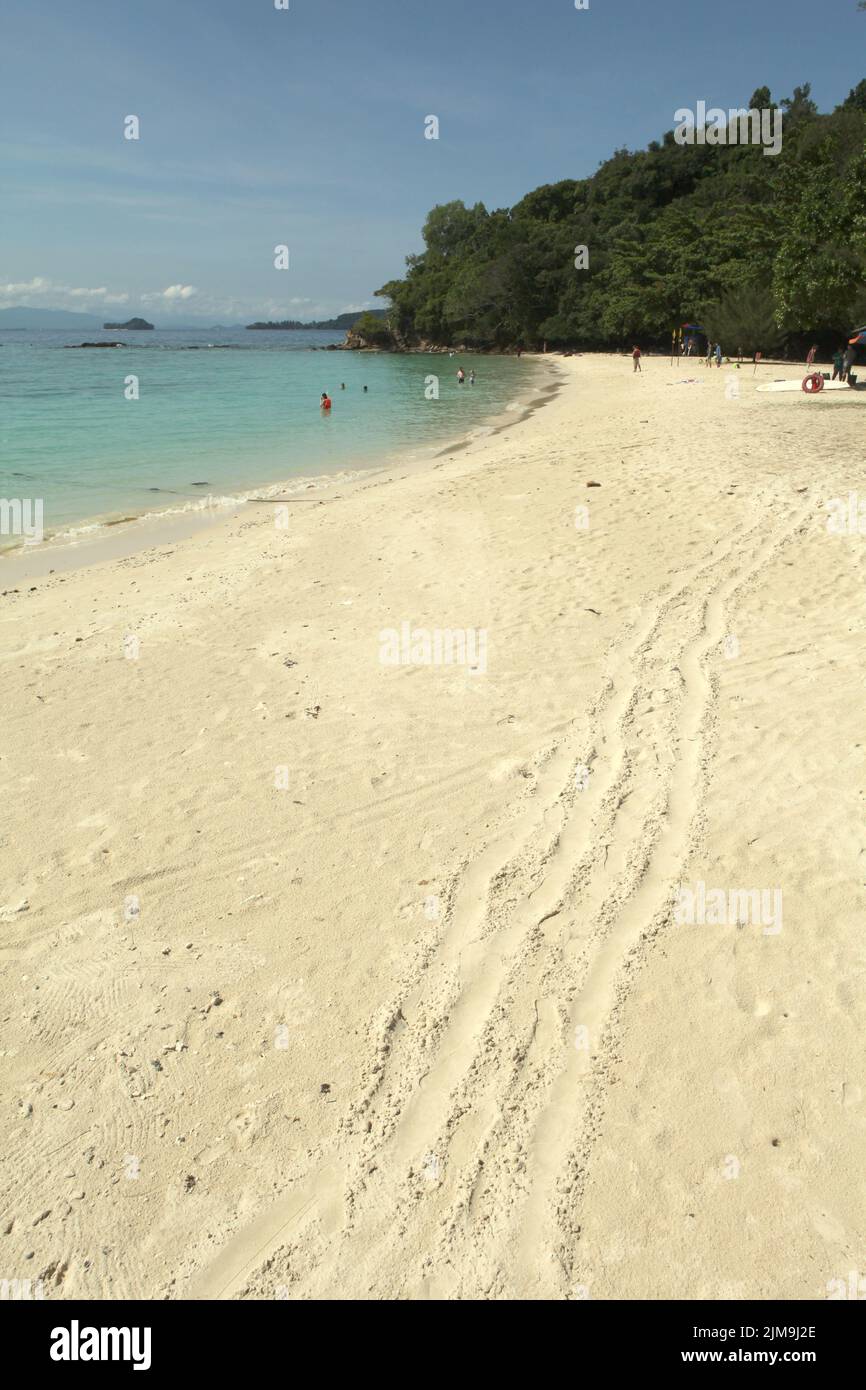 View of a beach on Pulau Sapi (Sapi Island), a part of Tunku Abdul Rahman Park in Sabah, Malaysia. Stock Photo
