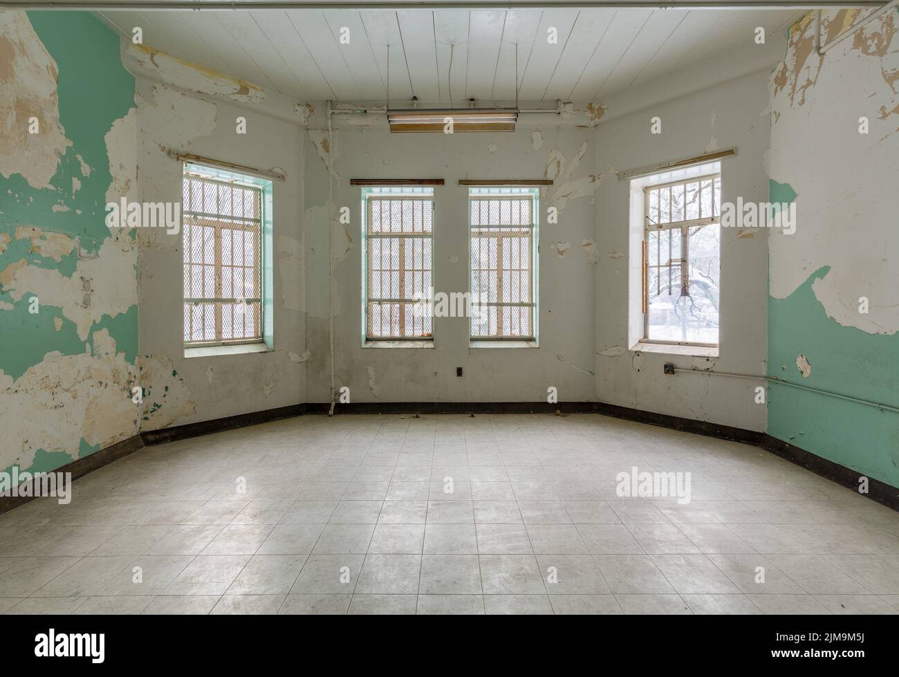 Empty Room Inside Trans Allegheny Lunatic Asylum Stock Photo Alamy