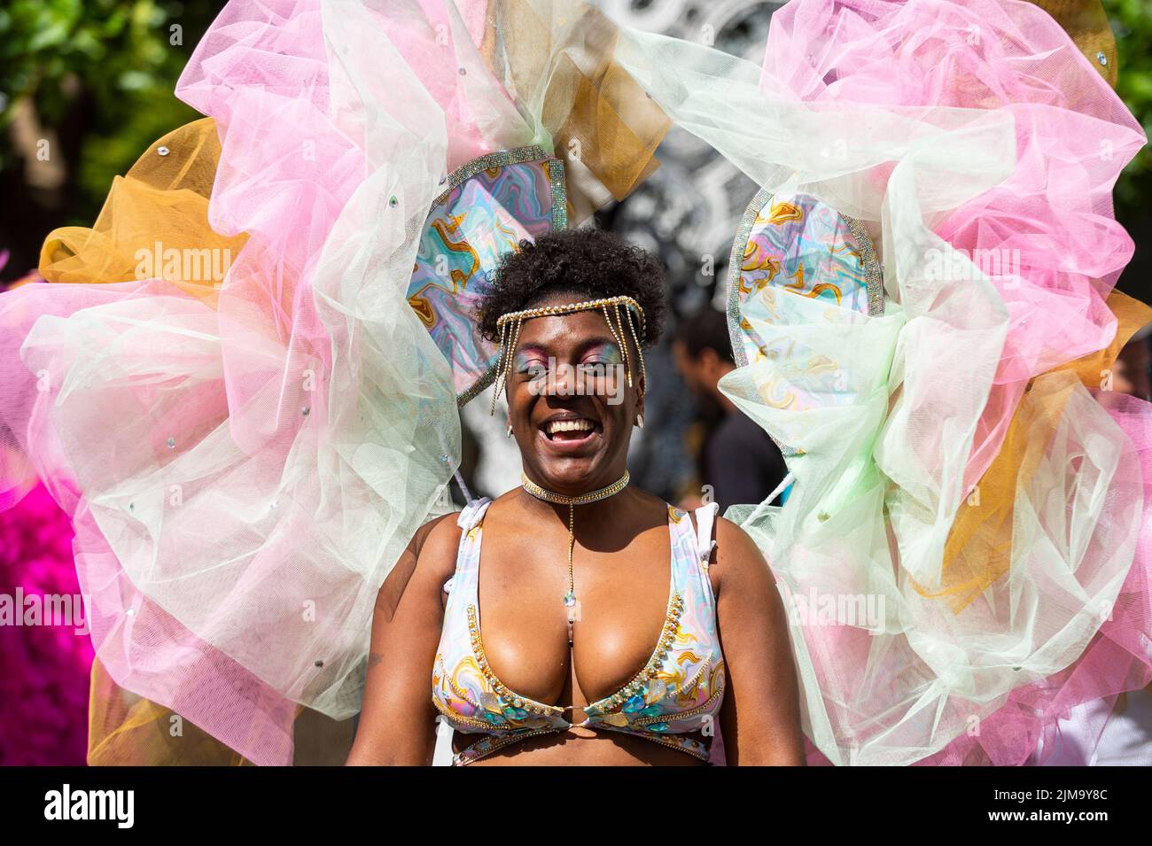 London, UK.  5 August 2022. A member of Funatiks costumes performs at Carnival in Chelsea, a community event showcasing carnival costumes, music and culture ahead of Notting Hill Carnival.  The show is part of this year’s Kensington & Chelsea Festival.  Credit: Stephen Chung / Alamy Live News Stock Photo