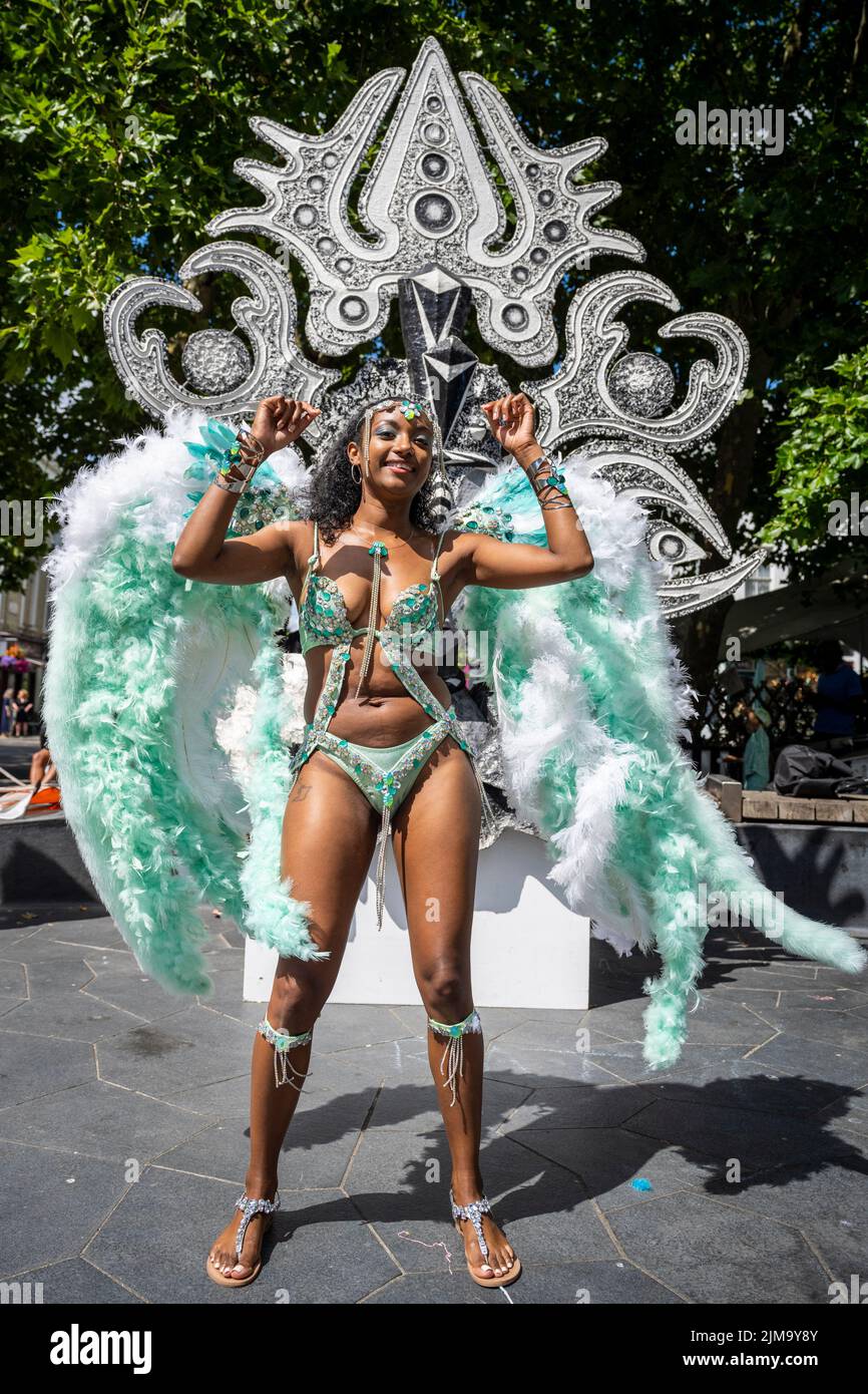 London, UK.  5 August 2022. A member of Funatiks costumes performs at Carnival in Chelsea, a community event showcasing carnival costumes, music and culture ahead of Notting Hill Carnival.  The show is part of this year’s Kensington & Chelsea Festival.  Credit: Stephen Chung / Alamy Live News Stock Photo