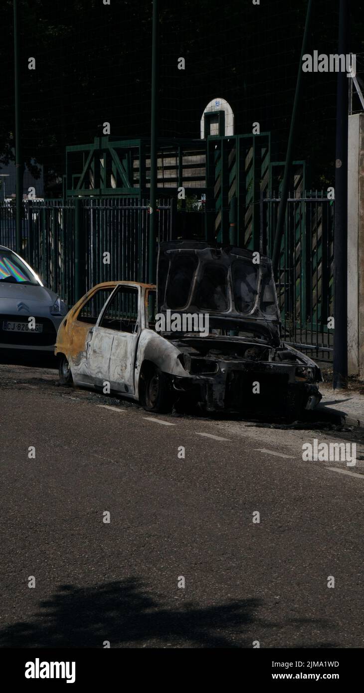 Abandoned car on roadside hi-res stock photography and images - Alamy