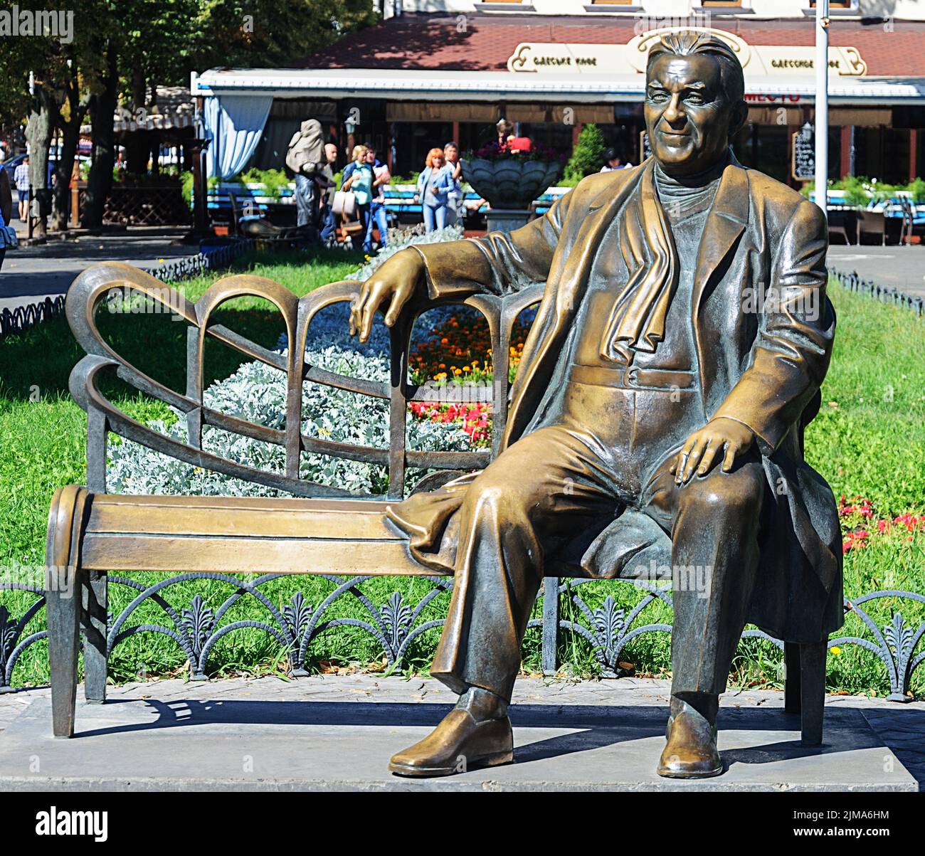 Sculpture of the famous actor Leonid Utesov in Odessa Stock Photo - Alamy