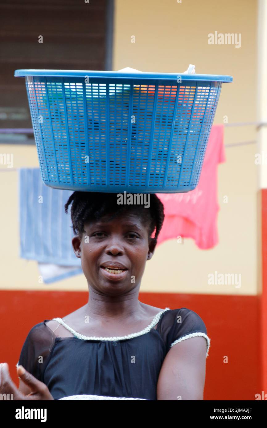 https://c8.alamy.com/comp/2JMA9JF/youn-woman-with-a-laundry-bucket-on-her-head-2JMA9JF.jpg