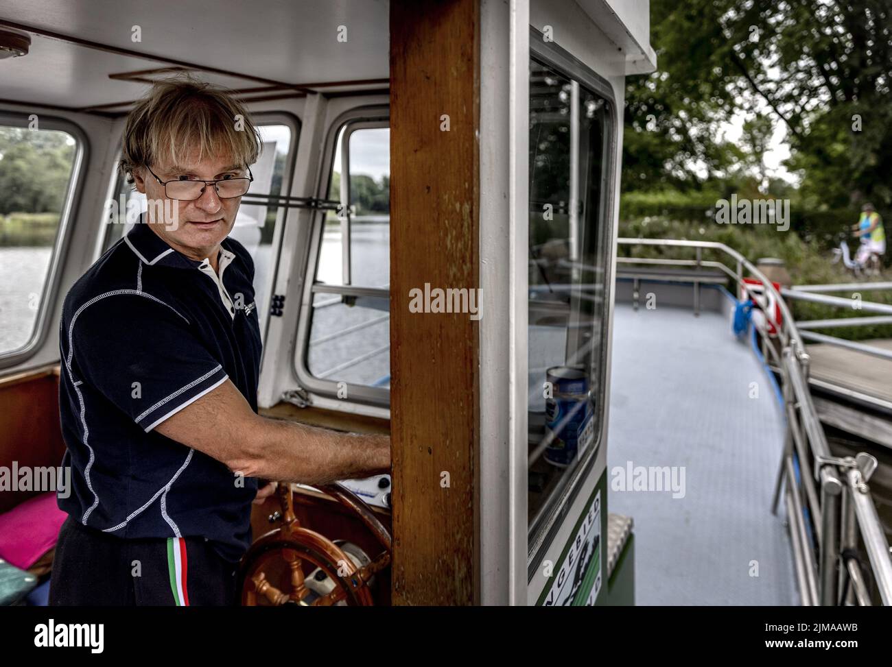 2022-08-05 11:49:49 AMSTERDAM - The skipper of pont de Smient during a crossing. In the summer months, tourists can be taken to the other side of the Amstel for 1 euro. ANP REMKO DE WAAL netherlands out - belgium out Stock Photo