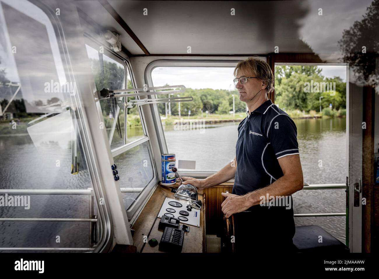 2022-08-05 11:53:09 AMSTERDAM - The skipper of pont de Smient during a crossing. In the summer months, tourists can be taken to the other side of the Amstel for 1 euro. ANP REMKO DE WAAL netherlands out - belgium out Stock Photo