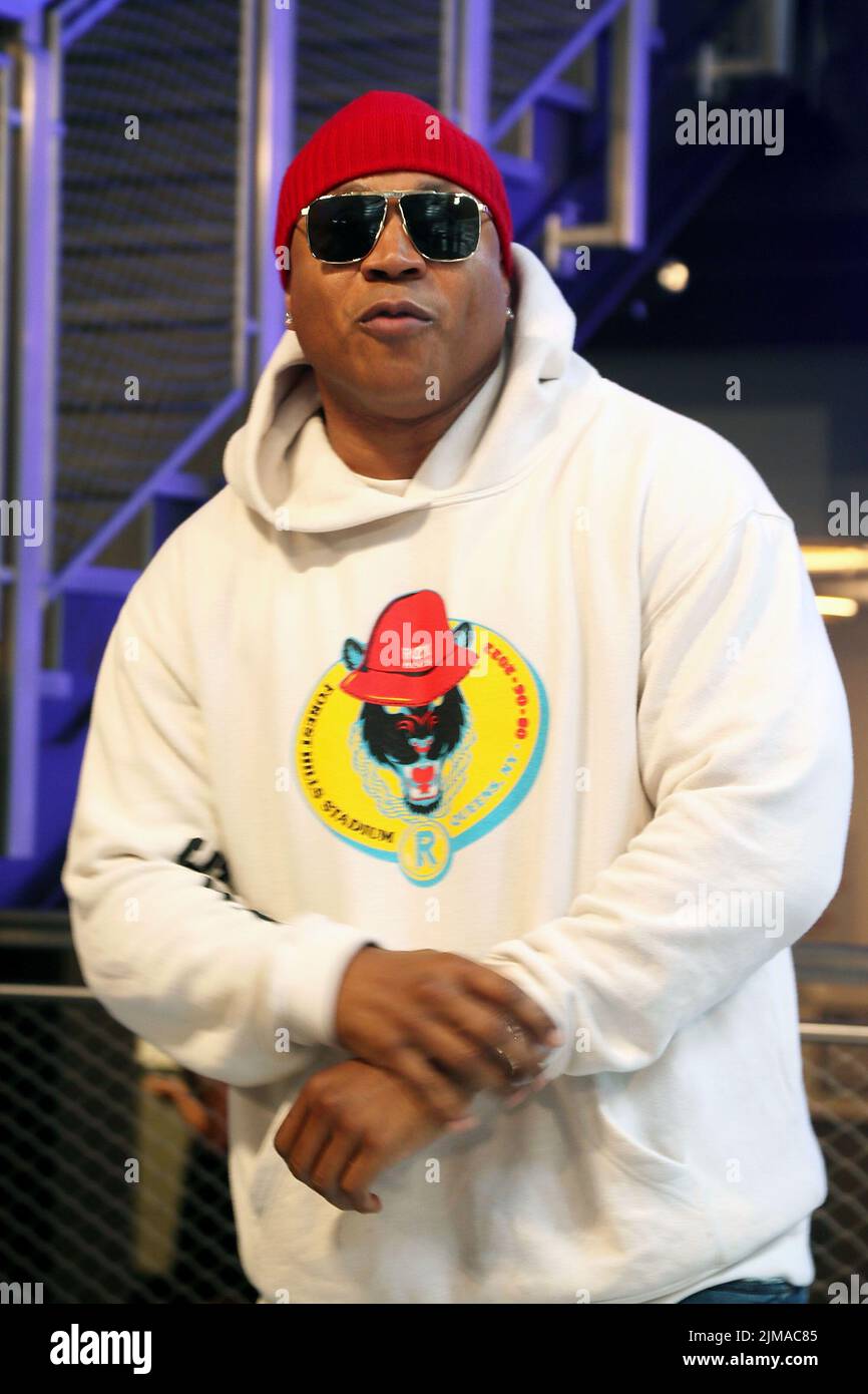 New York, NY, USA. 5th Aug, 2022. LL Cool J at the ceremonial lighting of the Empire State Building to celebrate the Rock the Bells Festival in support of the Universal Hip Hop Museum in the Bronx, NY at The Empire State Building. Credit: Steve Mack/Alamy Live News Stock Photo