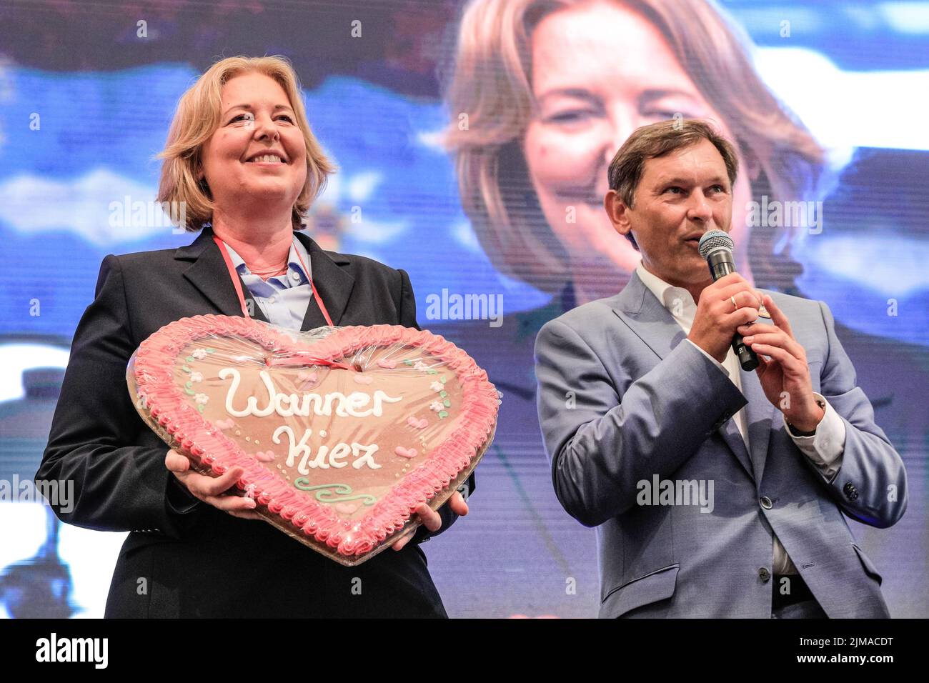 Crange, Herne, NRW, 05th Aug July, 2022. Mayor of Herne Dr. Frank Dudda hands Bundestagspräsidentin (President of the German Parliament), Bärbel Bas (SPD) a 'Wanner Kiez' heart. The official opening ceremony of the 2022 Cranger Kirmes, Germany's 3rd largest funfair and the largest of its kind in NRW, is attended by invited guests in the festival tent and beer hall. The popular fair, which was paused during the pandemic, regularly attracts more than 4m visitors during its 10 day run and has been established for decades. Credit: Imageplotter/Alamy Live News Stock Photo