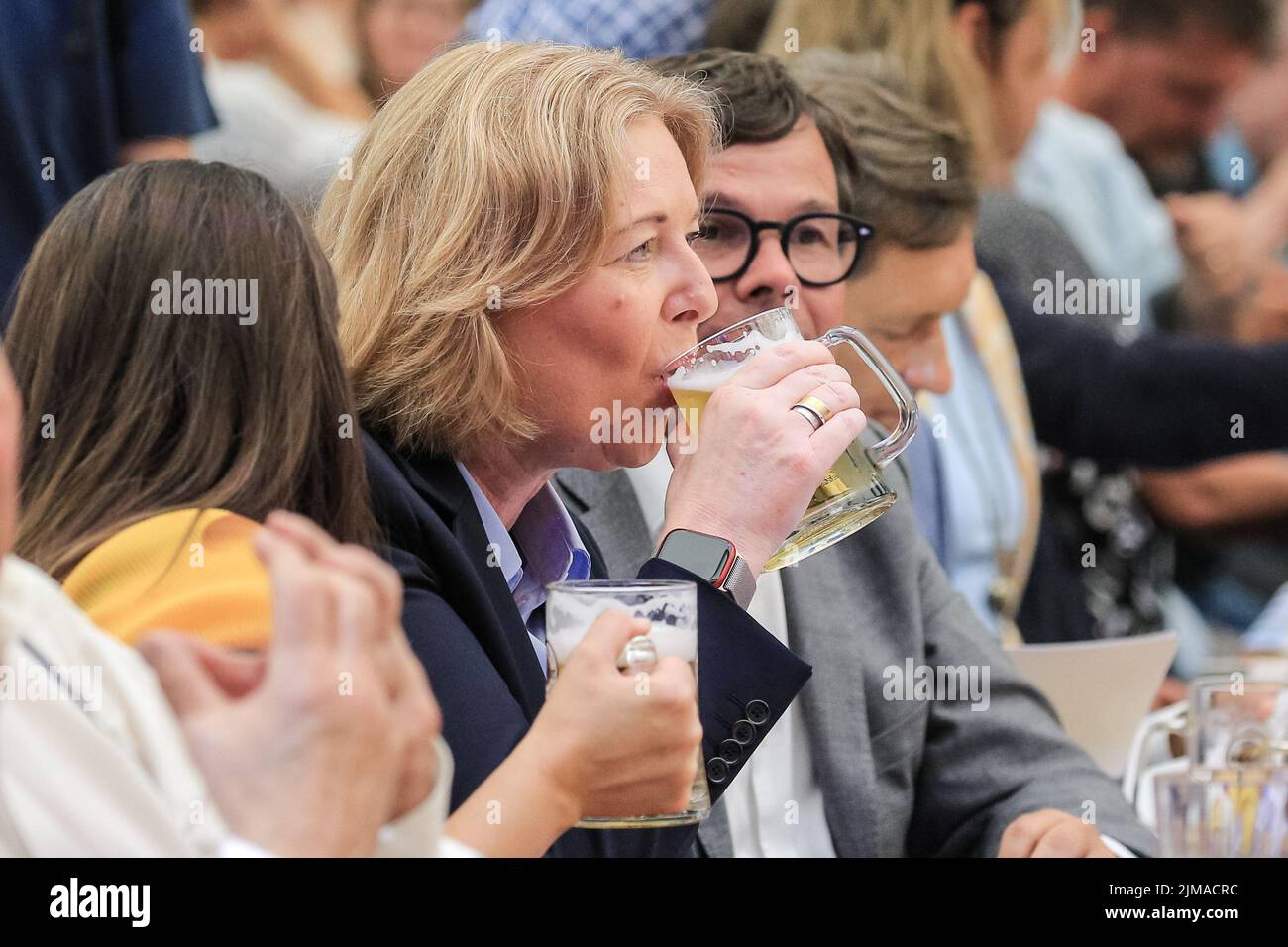 Crange, Herne, NRW, 05th Aug July, 2022. President of the German Parliament (Bundestagspräsidentin), Bärbel Bas (SPD), has fun in the tent and enjoys a beer at the opening ceremony. The official opening ceremony of the 2022 Cranger Kirmes, Germany's 3rd largest funfair and the largest of its kind in NRW, is attended by invited guests in the festival tent and beer hall. The popular fair, which was paused during the pandemic, regularly attracts more than 4m visitors during its 10 day run and has been established for decades. Credit: Imageplotter/Alamy Live News Stock Photo