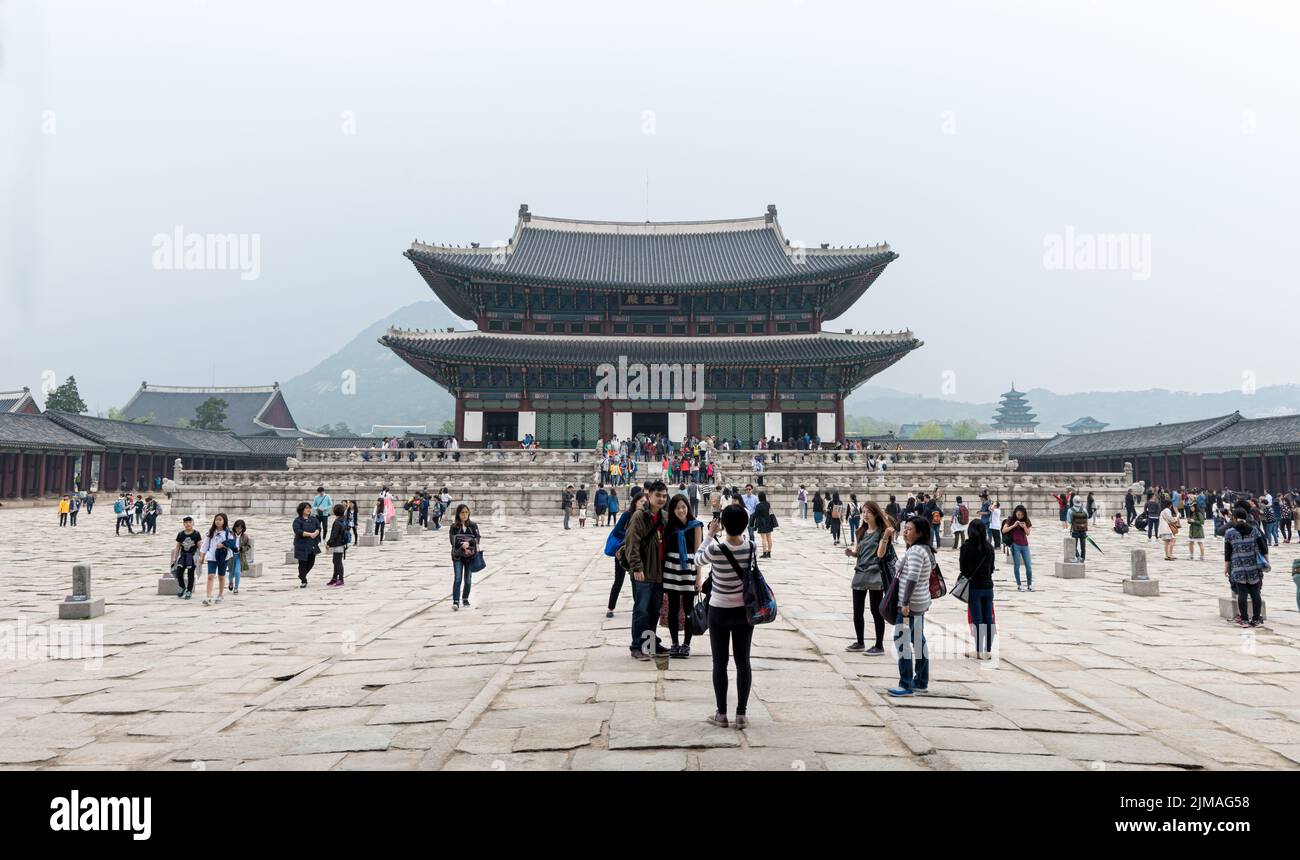 The palace doors in the palace in Seoul, South Korea Stock Photo Alamy