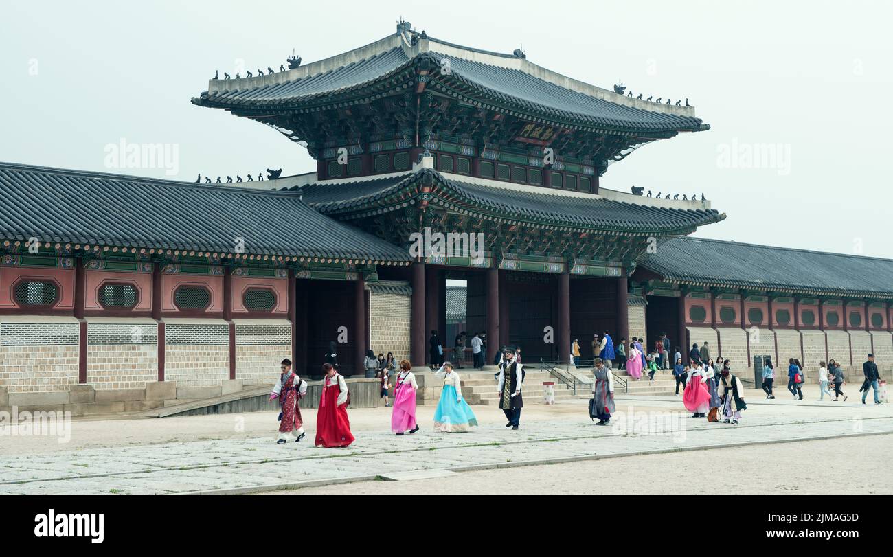 The palace doors in the palace in Seoul, South Korea Stock Photo Alamy