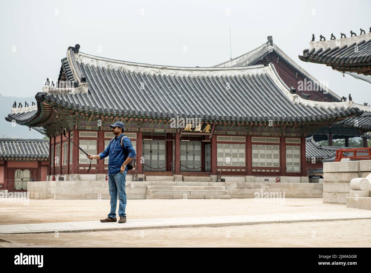 The palace doors in the palace in Seoul, South Korea Stock Photo Alamy