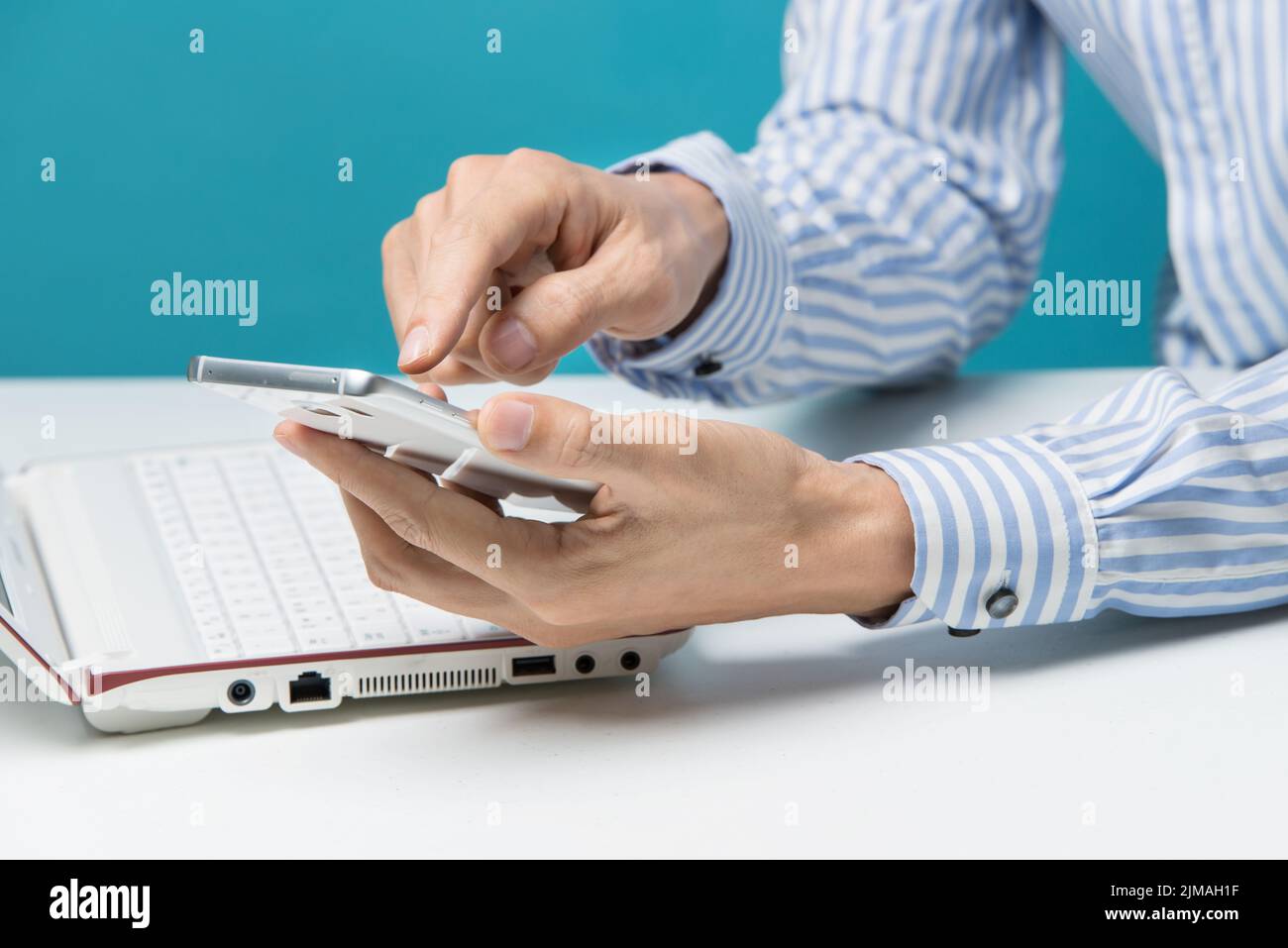 Hands smart phones hi-res stock photography and images - Alamy