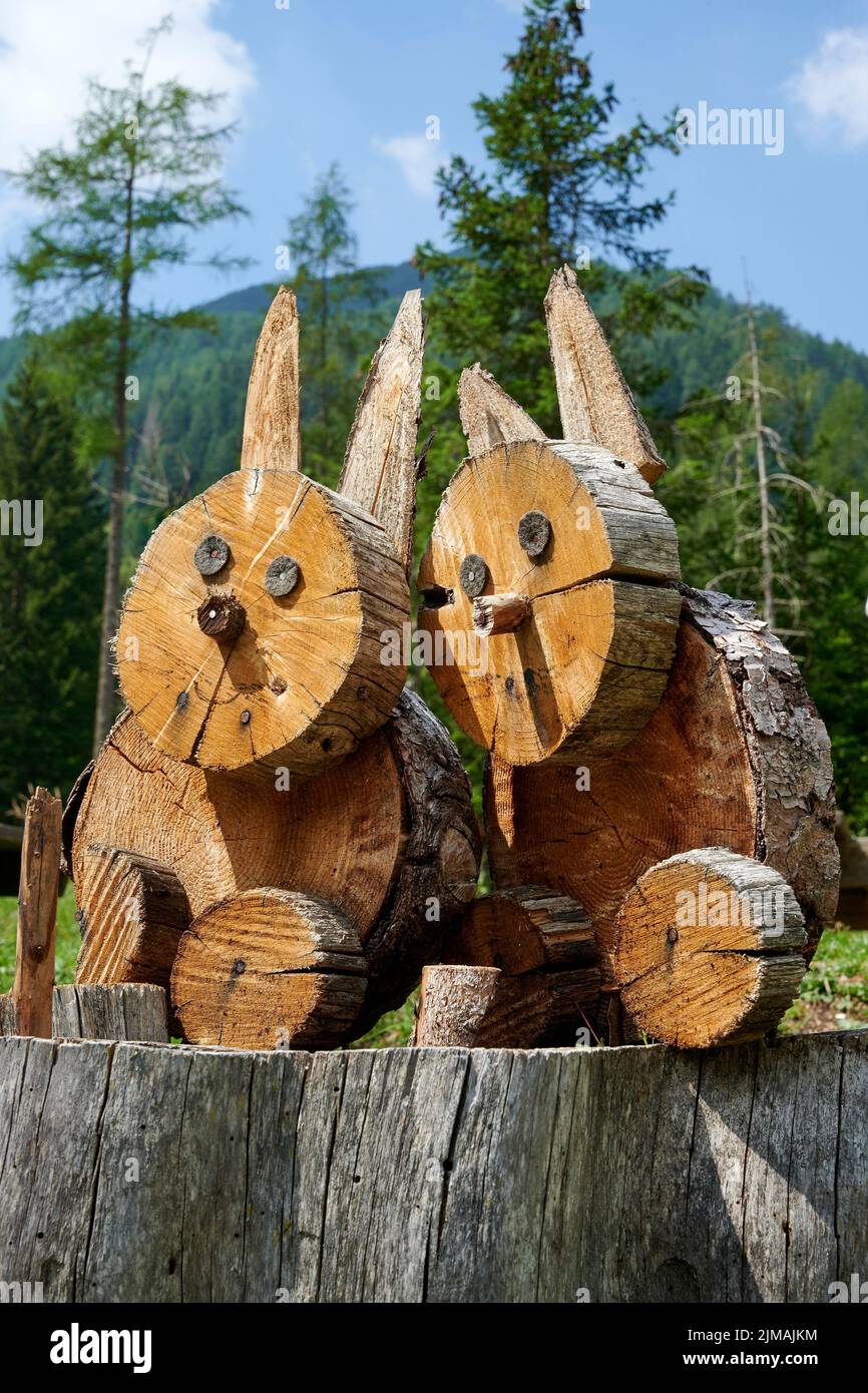 Gaver (Bs), due gatti  realizzati con legno intagliato Stock Photo