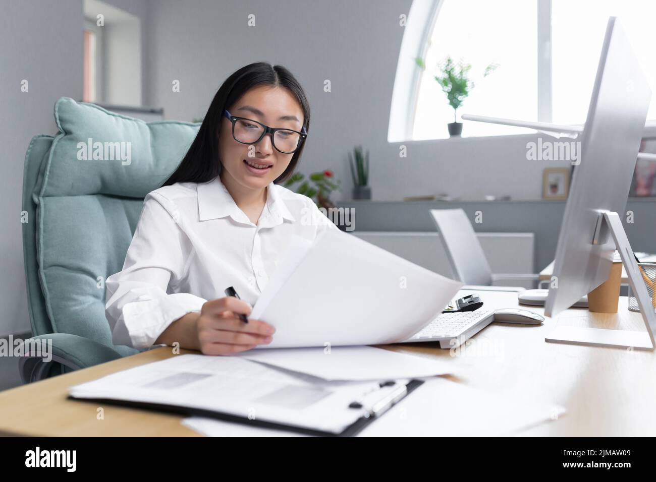 Business woman desk works documents hi-res stock photography and images ...