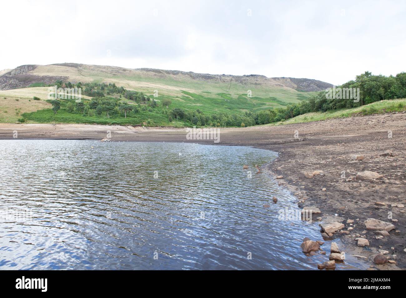 UK Weather 5.8.2022 Dovestone Reservoir Greenfield Saddleworth UK The lack of rainfall over recent weeks has left Dovestone Reservoir at an alarmingly low level of water revealing rocks that are usually unseen. Credit: Peter Liggins/Alamy Live News Stock Photo