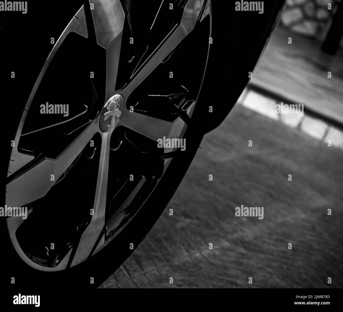 In questa foto in bianco e nero ho voluto immortalare il primo piano della ruota Peugeot 3008 grigia Stock Photo