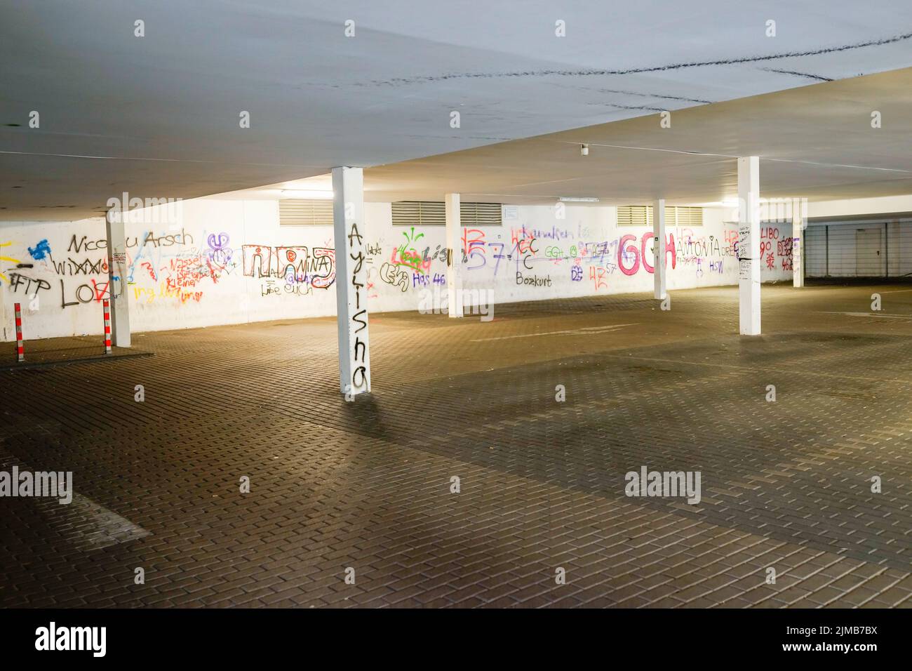 Empty underground parking lot hi-res stock photography and images - Alamy