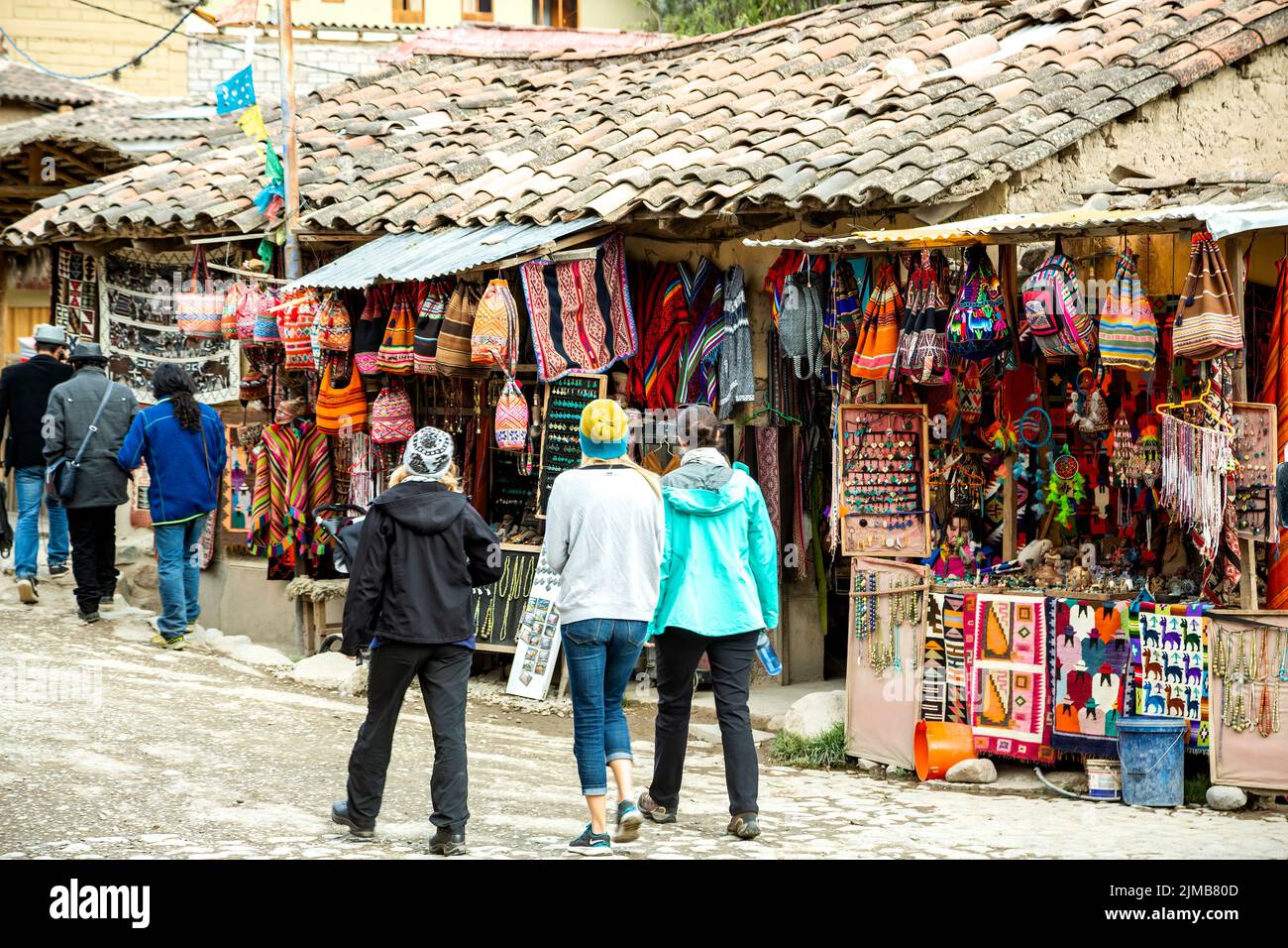 Artisan shops and people, Ollantaytambo, Urubamba, Cusco, Peru Stock Photo