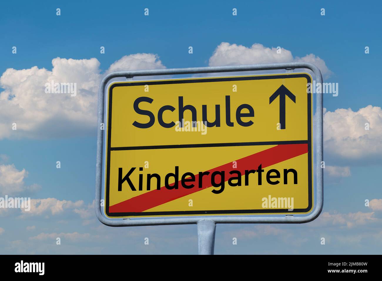 Ortsausgangsschild mit dem Schriftzug Kindergarten / Schule Stock Photo