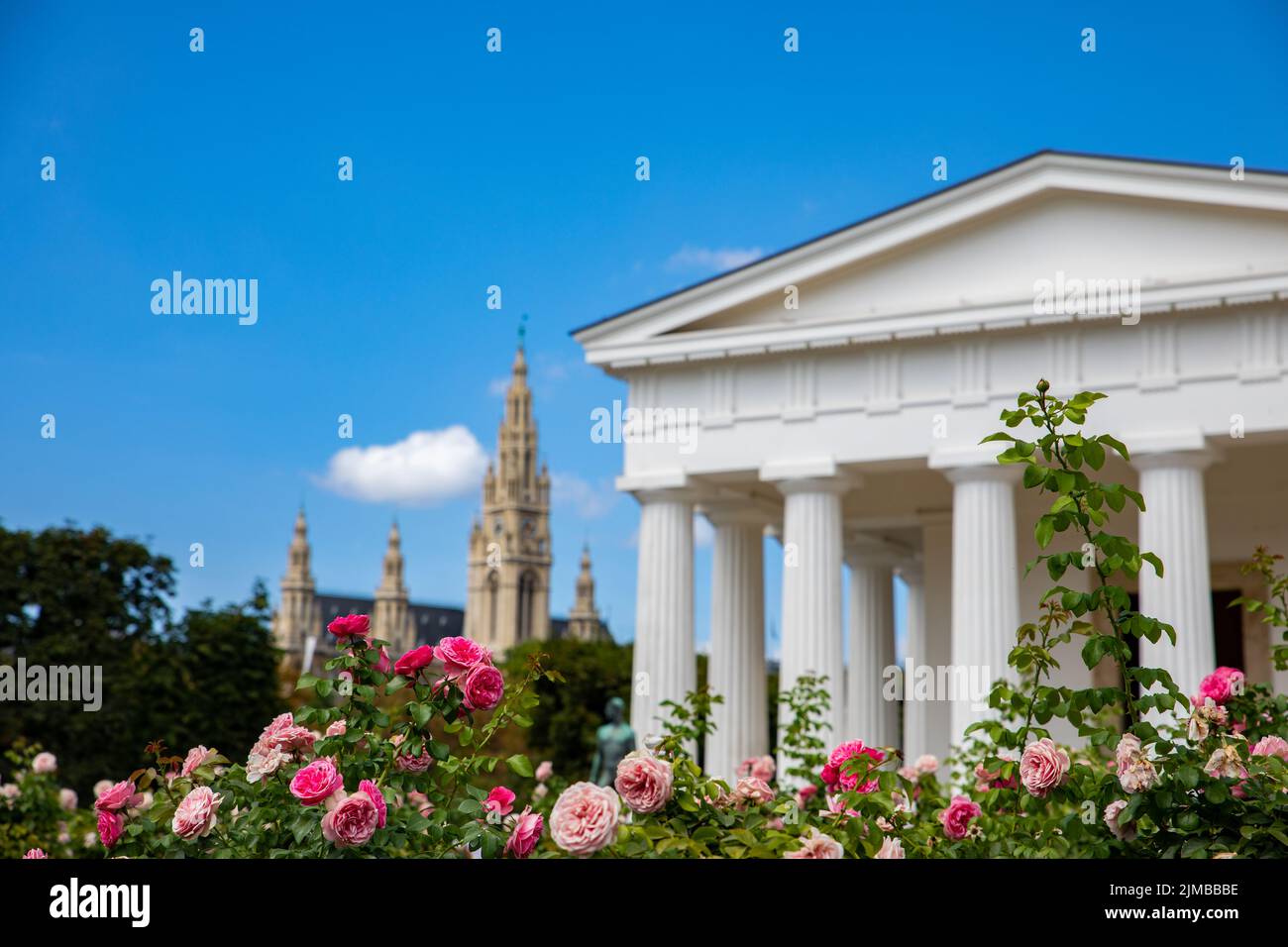 Red flowers city hi-res stock photography and images - Alamy