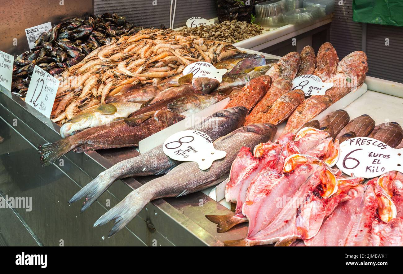 Seafood fish market on counter hi-res stock photography and images - Alamy