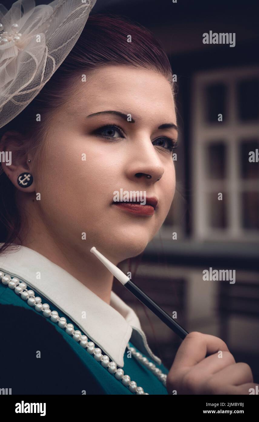 Vintage pearl necklace woman hi-res stock photography and images - Alamy