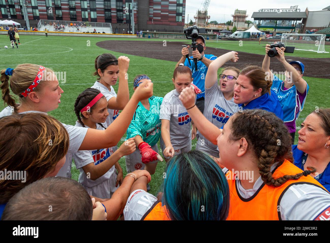 Detroit, Michigan - Players on the United States women's team in the Special Olympics Unified Cup football (soccer) tournament huddle before their mat Stock Photo