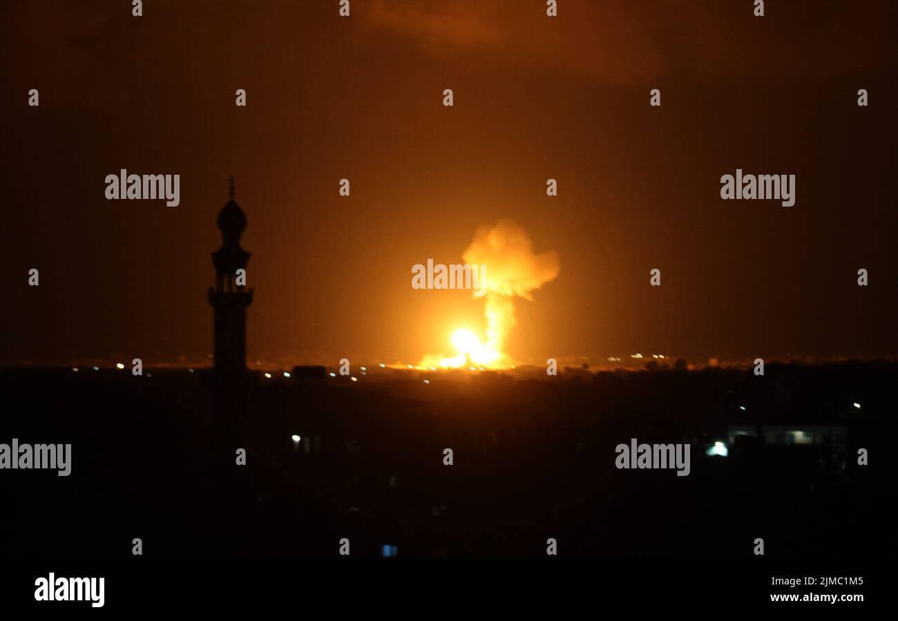 Gaza, Palestine. 5th Aug 2022. Smoke and fire rise following Israeli airstrikes in Khan Yunis southern Gaza on Friday on August 5, 2022. Deadly air strikes by the Israeli military on Gaza killed 10 Palestinians and wounded dozens witnesses said. Photo by Ismael Mohamad/UPI Credit: UPI/Alamy Live News Stock Photo