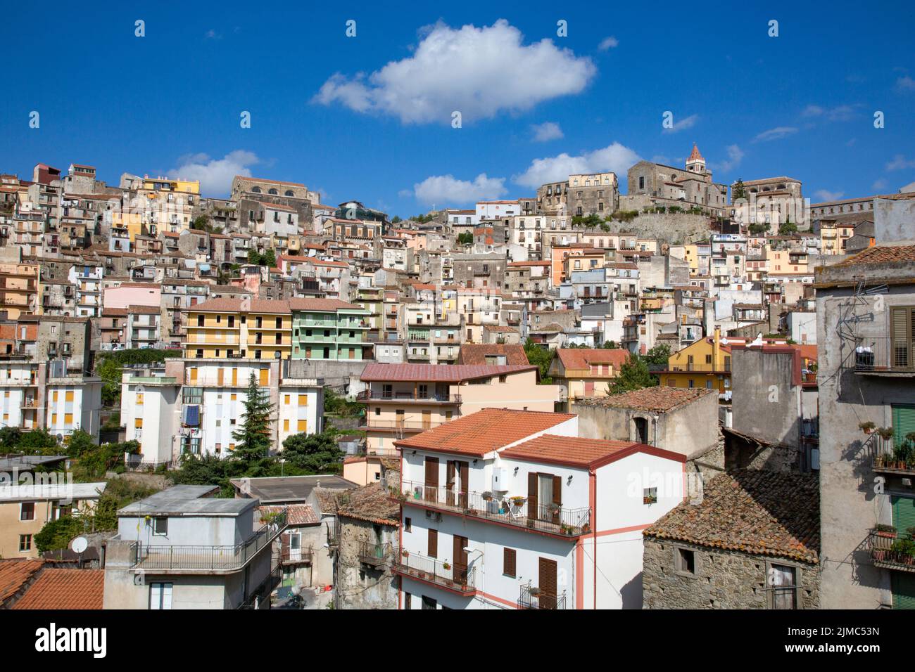 Bunt bemalte Häuser von typischer Stadt in Bergen von Sizilien Stock Photo